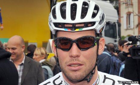Mark Cavendish del Team Sky ha vinto allo sprint la seconda tappa del Giro d'Italia. Taylor Phinney conserva la maglia rosa
