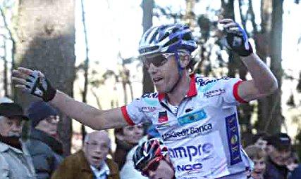 Il colombiano Rubiano Chavez ha vinto per distacco la sesta tappa del Giro d'Italia. L'italiano Adriano Malori della Lampre è la nuova maglia rosa
