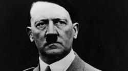 Adolf Hitler è stato un politico austriaco naturalizzato tedesco, Cancelliere del Reich dal 1933 e dittatore, col titolo di Führer, della Germania dal 1934 al 1945.