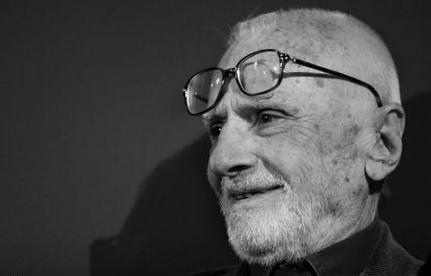 Muore suicida a 95 anni il regista Mario Monicelli, autore di film che hanno fatto la storia del cinema italiano...
