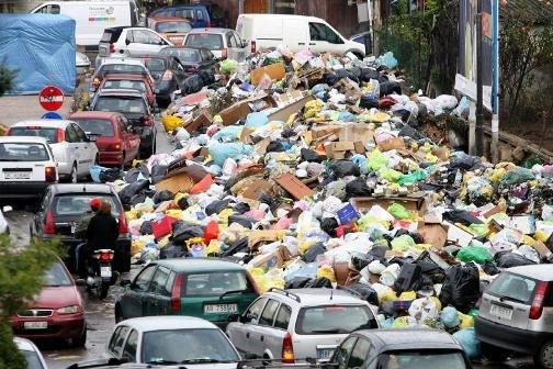 Il problema dei rifiuti a Napoli è frutto dell’incompetenza della cittadinanza, o della sconsideratezza delle istituzioni?
