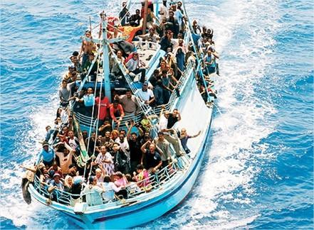 <p style="text-align: justify;">Nuovi drammatici sbarchi sulle coste della Sicilia, a Lampedusa ricomincia l’emergenza immigrati</p>
