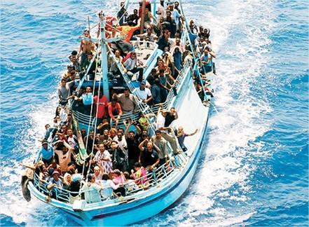 <p style="text-align: justify;">Nuovi drammatici sbarchi sulle coste della Sicilia, a Lampedusa ricomincia l’emergenza immigrati</p>
