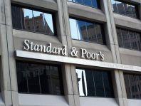 <p style="text-align: justify;">Standard and Poor’s taglia il rating del Portogallo, portandolo a "BBB-" a un gradino dal livello "spazzatura", e della Grecia che passa a "BB-".</p>
