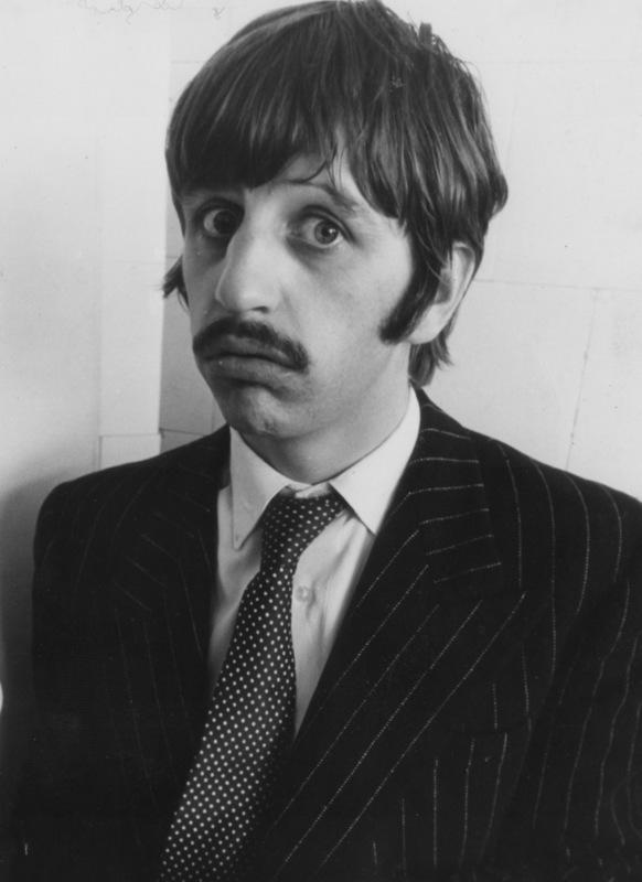 <p style="text-align: justify;">A volte basta poco per cambiare un destino. Ne sa qualcosa Ringo Starr, eterno ragazzino ormai settantenne, indimenticabile batterista dei Beatles</p>
<p> </p>
