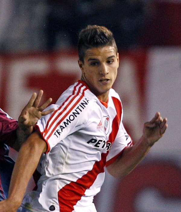 La retrocessione del River Plate in seconda divisione argentina ha fatto scattare l'asta per i propri gioiellini. Su tutti Lamela, il cui costo si è dimezzato. Sulle sue tracce Palermo, Roma e Napoli. E i partenopei potrebbero anche dover sostituire Marek Hamsik pronto ad andare al Milan
