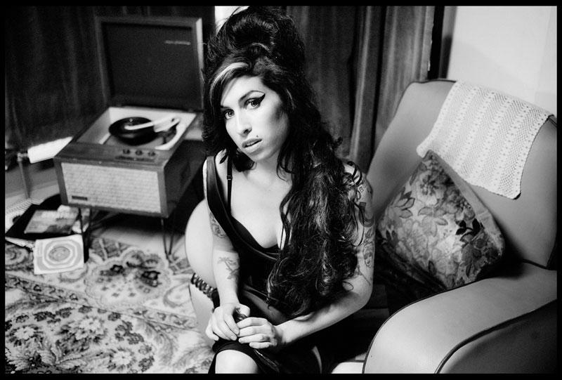 <p style="text-align: justify;">Amy Winehouse ci lascia a soli 27 anni: le morti celebri del rock e dintorni</p>
