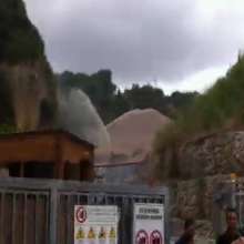 Un geyser di percolato esplode all’interno della discarica di Chiaiano, seminando il panico tra i cittadini. I comitati anti-discarica insorgono
