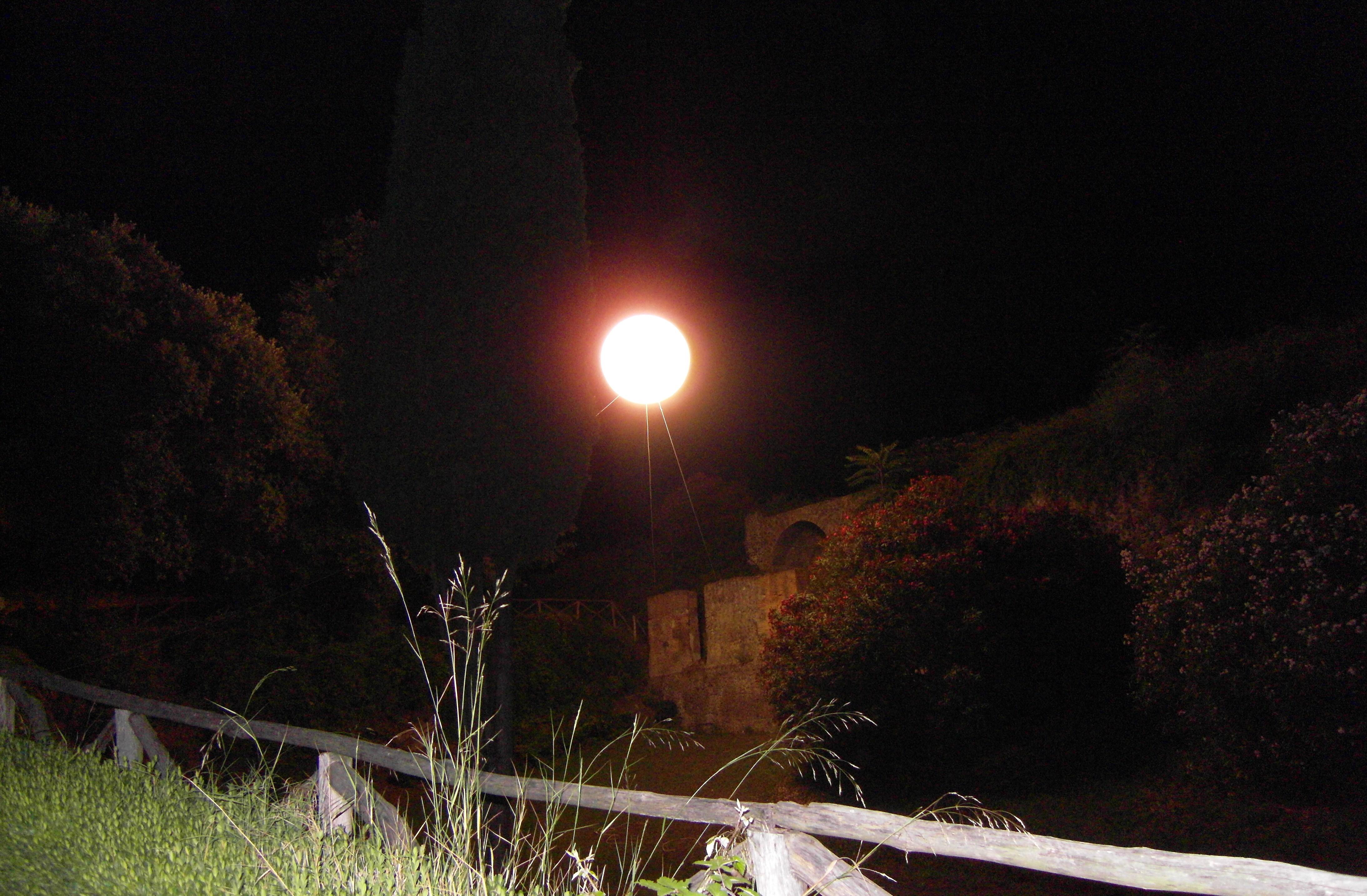 La crisi rifiuti e i continui assalti ai turisti scoraggiano le visite in città: Pompei non ci sta e apre le porte ai visitatori notturni. Riparte la manifestazione “Le Lune di Pompei”, giunta alla sua terza edizione
