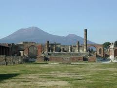 Nuovi crolli tra le celebri rovine della città sepolta dal Vesuvio nel 79 d. C.: Pompei cade in pezzi sotto gli occhi increduli di tutta la nazione
