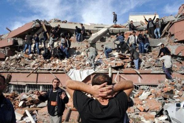 Una scossa sismica di 7,2 gradi della scala Richter ha colpito ieri  la Turchia. Duecento le vittime accertate ma potrebbero essere molte di più
