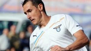 <strong>Miroslav Klose, </strong>attaccante in forza alla Lazio<strong>,</strong>  può essere definito, senza ombra di dubbio, l'affare dell'anno e non solo del mercato italiano. L'attaccante 33enne è stato prelevato la scorsa estate dal Bayern Monaco. Un'intuizione dei biancocelesti che ora si godono i suoi gol e il primo posto in classifica
