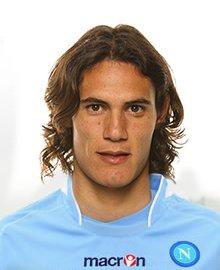 Per Edinson Cavani, bomber uruguaiano del Napoli, oltre al calcio sono importanti anche altri valori come la famiglia e la fede in Dio
