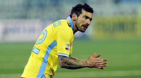 L'attaccante del Napoli Ezequiel Lavezzi resterà lontano dai campi di calcio per circa un mese
