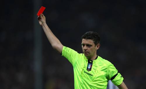 Gli errori di Rocchi in Bologna - Milan potrebbero costare al fischietto l'accesso ai campionati europei. L' arbitro non è la prima volta che commette errori e stavolta le scuse non bastano
