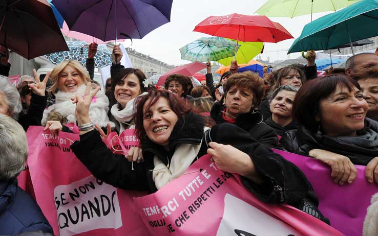 Migliaia di donne riunite per manifestare in modo pacifico affinché la loro voce possa essere ascoltata
