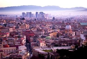Napoli dichiara guerra all’ inquinamento: dal 1° febbraio, ampliamento della ZTL del centro storico, e tra sette mesi una pista ciclabile che attraverserà la città
