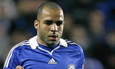 Il Paris Saint-Germain ha acquistato il difensore brasiliano Alex dal Chelsea
