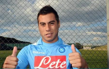 Il nuovo attaccante del Napoli Eduardo Vargas indosserà la maglia numero sedici
