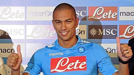 Gokhan Inler attende la partita contro il Bologna
