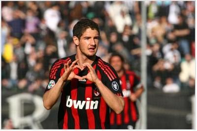 Pato gela il Paris Saint-Germain e dice di voler restare al Milan
