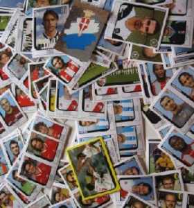 Torna l'album panini, quello delle figurine dei calciatori. E dopo cinquantuno anni il fascino è sempre lo stesso, con qualche novità
