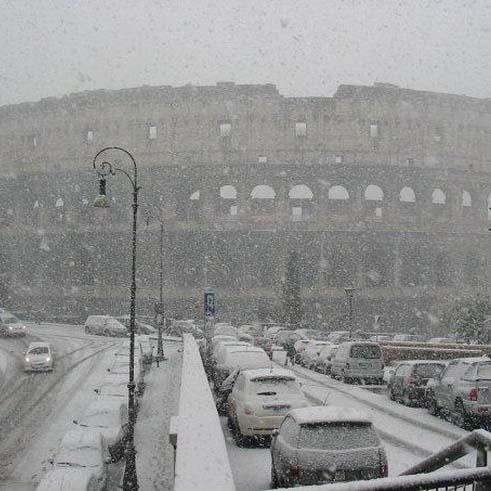 La neve provoca numerosi disagi nei trasporti e lascia isolati e senza elettricità diversi paesini. Fra danni e vittime, il sindaco di Roma accusa la Protezione Civile di aver sottovalutato la gravità della situazione
