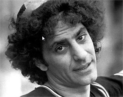 <p style="text-align: justify;">Oggi un personaggio come Abbie Hoffman farebbe comodo anche a noi, alla nostra Itaglietta sfasciata dai debiti e all’Europa smembrata, sull’orlo di una crisi identitaria oltre che finanziaria e politica</p>
