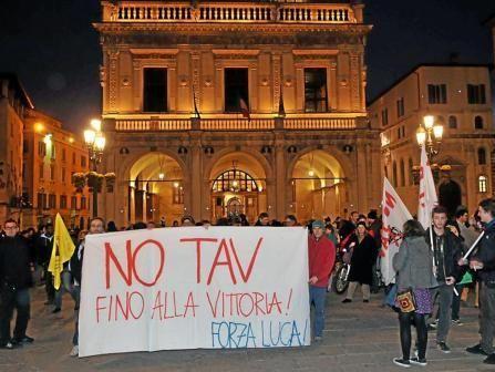 <p style="text-align: justify;">Continuano gli scontri a Val di Susa. Gli attivisti "No Tav" chiedono giustizia per il giovane Luca Abbà</p>
