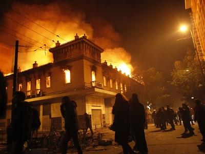 Atene messa a ferro e fuoco dai manifestanti fa i conti con i danni
