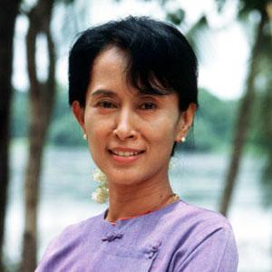 Avrebbe potuto andarsene, Aung San Suu Kyi, non tornare in Birmania mai più. Invece ha scelto di restare e lottare accanto al suo popolo. Che il prossimo 1° Aprile potrà finalmente votarla in elezioni democratiche
