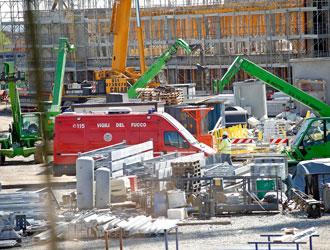 Tre operai che lavoravano presso un cantiere a Grugliasco (To) sono caduti da un ponteggio. Uno di loro è morto mentre gli altri due sono in condizioni gravi
