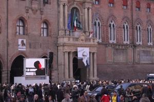 Giorni tristi a Bologna:  ieri l'arrivo del feretroin Via d'Azeglio, oggi il saluto in piazza Grande alla camera ardente e domani funerali e lutto cittadino
