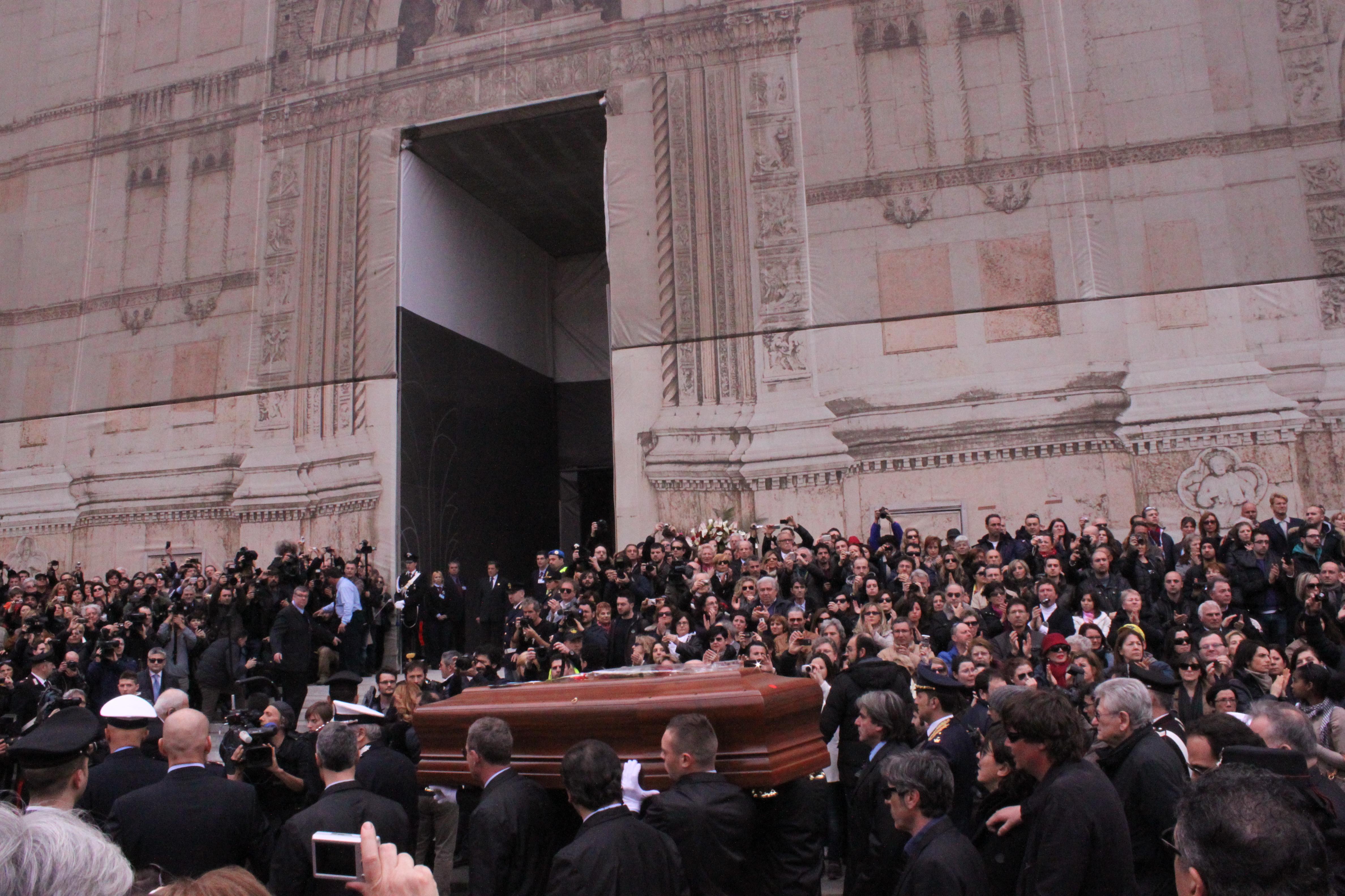La città si è riversata in "piazza Grande" per i funerali dell'amato concittadino Lucio Dalla. "Bologna ha perso un figlio vero" queste le parola dell' omelia
