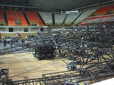 Crolla il palco del concerto di Laura Pausini a Reggio Calabria. Muore un operaio
