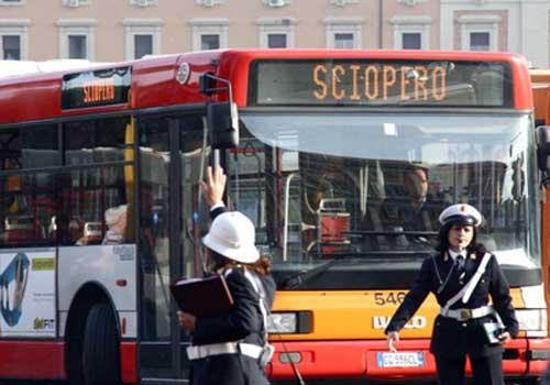 Quattro ore di disagi nel trasporto pubblico locale e nella circolazione nazionale dei treni. Regolare il traffico aereo
