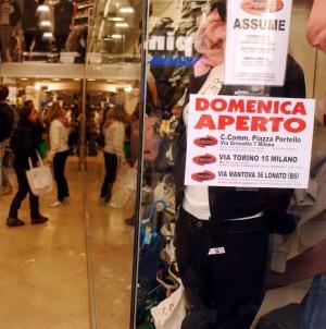 Negozi aperti anche la domenica in seguito alla liberalizzazione del commercio voluta dal governo in carica ed entrata in vigore a Gennaio. Ma quanto conviene in tempo di crisi?
