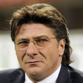 La squadra di Mazzarri incappa in una serata nera prendendo tre palloni dai bianconeri di Conte. Ad 8 giornate dalla fine del campionato i partenopei devono reagire e finire la stagione in crescendo
