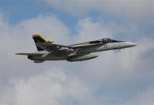 Un grave incidente aereo si è verificato oggi negli Stati Uniti dove un caccia F-18 della Marina militare è caduto su un quartiere residenziale di Virginia Beach
