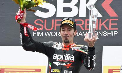 Max Biaggi, dopo le due gare olandesi di Assen (terza tappa del Mondiale Superbike), torna in testa al Campionato

