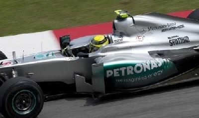 Nico Rosberg ottiene la sua prima Pole position in carriera nelle qualifiche del Gran Premio della Cina, col crono di 1:35.121

