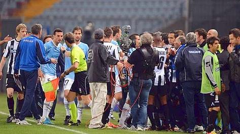 La rissa scoppiata nel finale di Udinese-Lazio costa caro alla società biancoceleste che perde Marchetti per 4 giornate e Dias per 3 match
