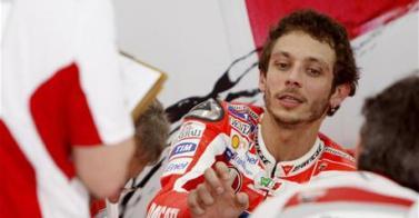 Valentino Rossi è stato raggiunto dall'inviato di Striscia la Notizia, che gli ha consegnato il Tapiro d'Oro
