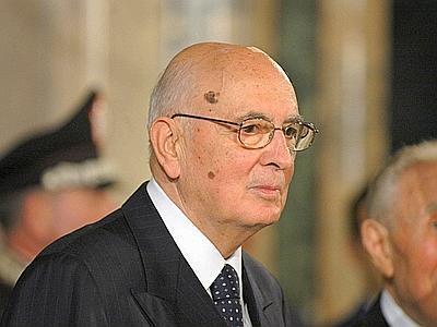 Giorgio Napolitano ha deposto una corona d'alloro davanti alla tomba del Milite Ignoto al Vittoriano in occasione del 25 aprile
