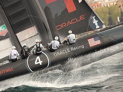 Oracle Spithill e Emirates Team New Zealand hanno vinto le due regate di flotta della prima giornata delle World Series di America's Cup a Napoli
