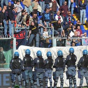 <p style="text-align: justify">I fatti accaduti durante Genoa - Siana hanno dimostrato che il calcio italiano è controllato dagli <em>ultras</em>. Quali soluzioni sono possibili?</p>
