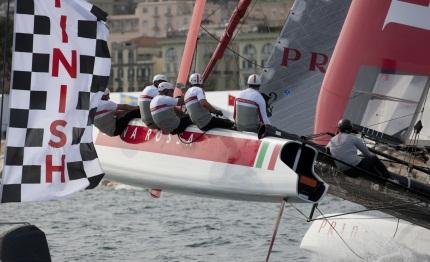 Emirates Team New Zealand domina la seconda giornata di regate valide per l’AC World Series di Napoli. Ha vinto entrambe le prove di flotta disputate
