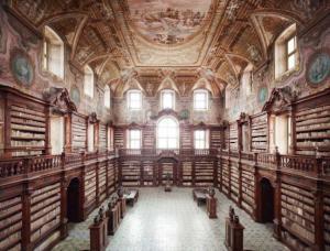Da tempo le sale della biblioteca cara a Vico erano saccheggiate e depauperate: in carcere anche l’ex direttore De Caro

