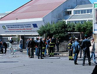 Un ordigno è esploso a Brindisi davanti alla scuola "Francesca Laura Morvillo Falcone". Una ragazza e' morta, un'altra è in gravissime condizioni
