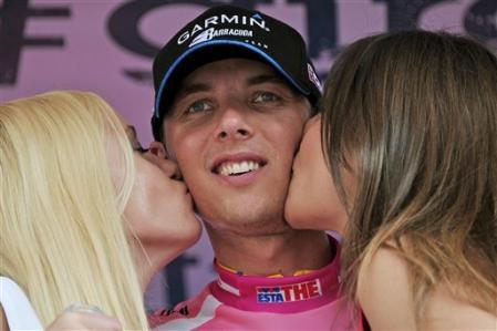 La Garmin Barracuda ha vinto la cronosquadre di Verona valida per la quarta tappa del Giro d'Italia. Ramunas Navardauskas è la nuova maglia rosa
